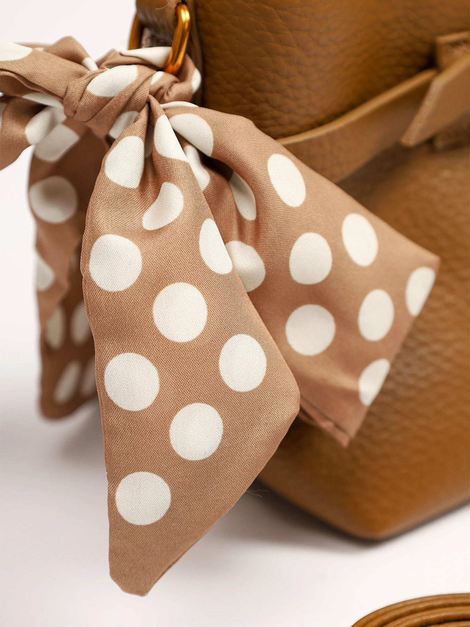 Сумка-тоут с декоративным платком и ремешком с пряжкой в ассортименте